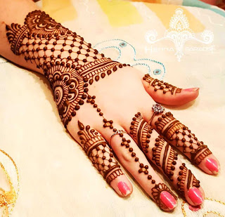 5 Gorgeous Back Hand Mehndi Designs Ideas 21